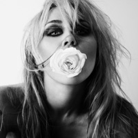 Miley Cyrus - bass persuades